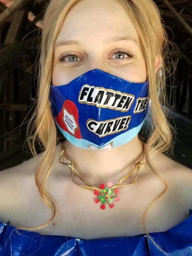 gadis buat gaun bertema corona dari lakban