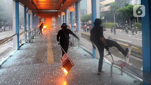 FOTO: Aksi Anarkis Massa Membakar Halte Transjakarta di Thamrin
