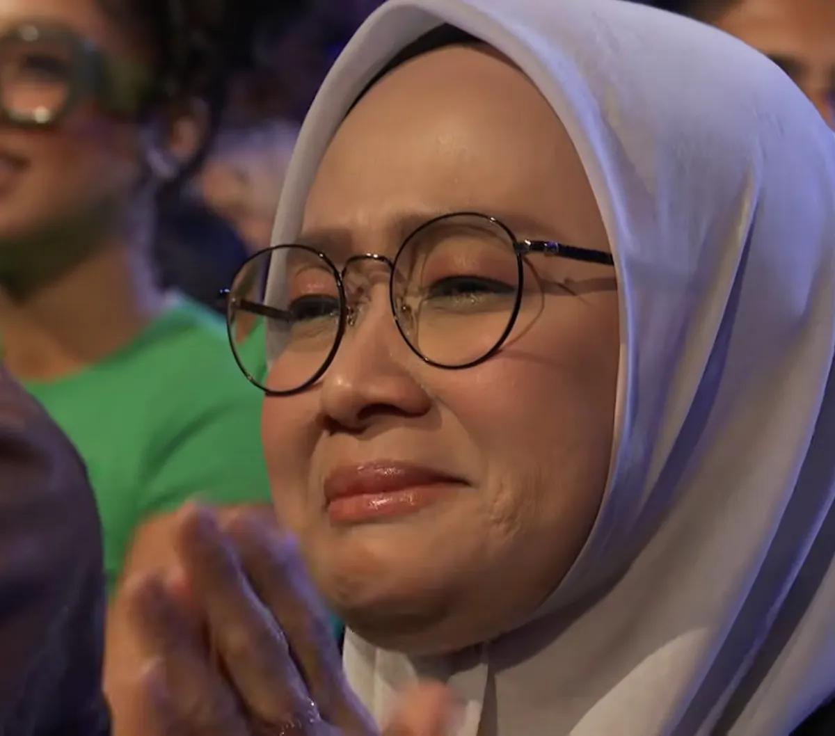 "Saya yakin kita mampu, kita mampu dan kita setara jadi jangan takutlah untuk terus menggapai impianmu, impian kita akan terwujud bila kita yakin," sambung Simon.