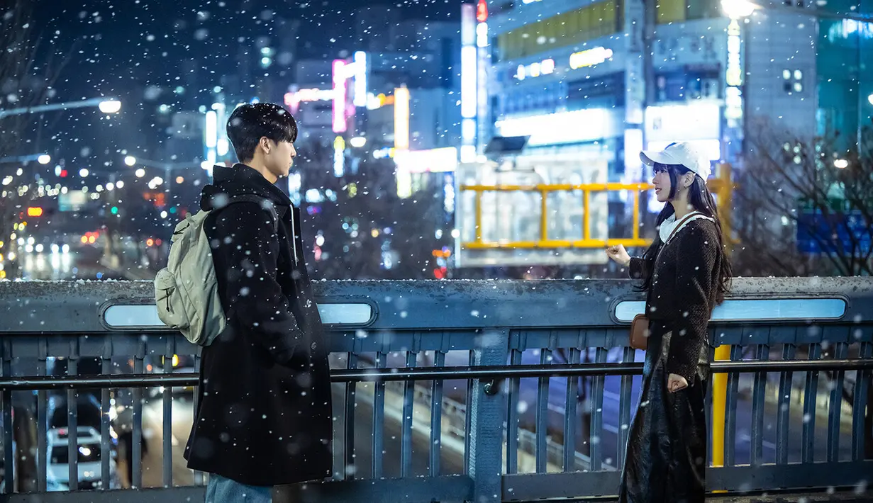 Namun, meski bersikap dingin, Won Jun terus menjaganya saat dia berada dalam situasi sulit hingga membangkitkan rasa penasarannya. (Foto: Netflix)