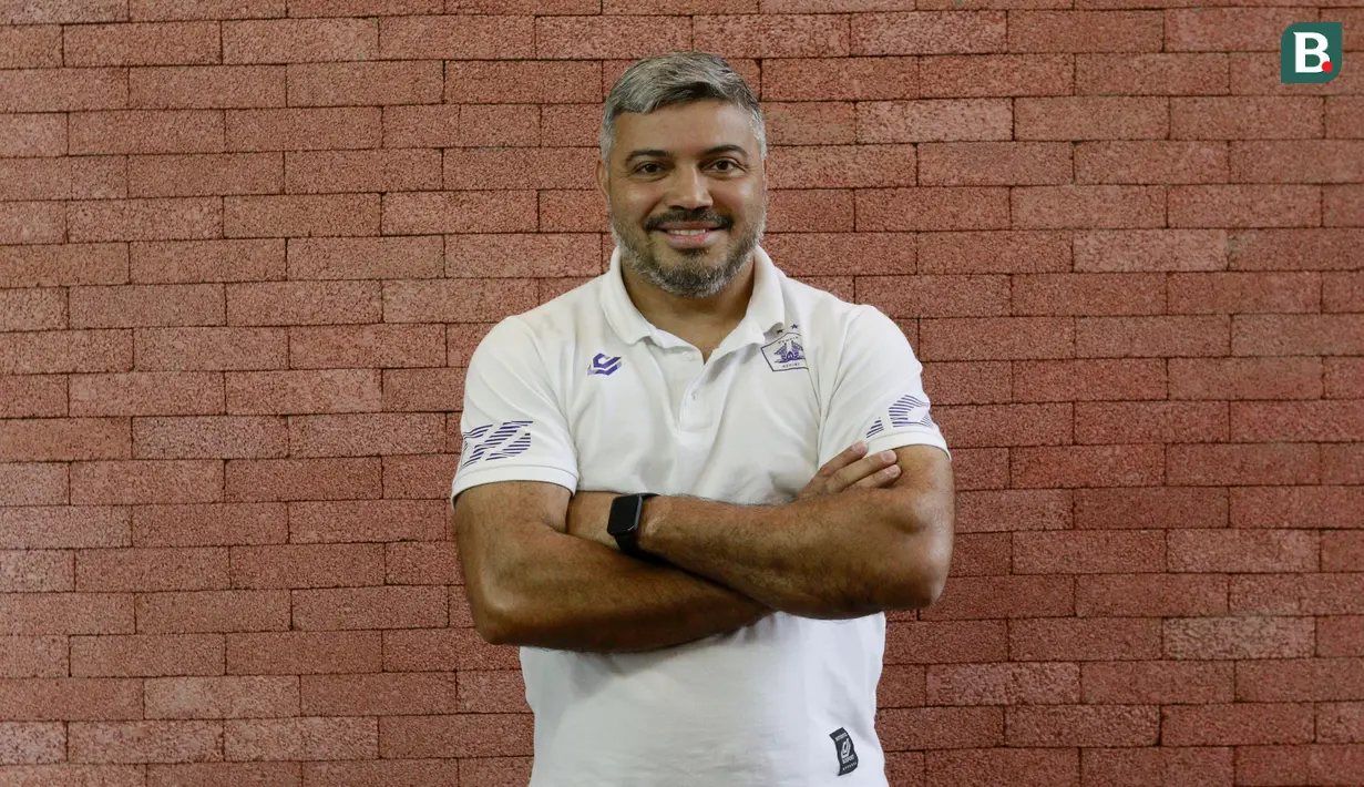 <p>Direktur Teknik Persik Kediri Danilo Fernando saat mengunjungi dapur redaksi Bola.com di Gondangdia, Jakarta, Senin (07/06/2022). (Bola.com/M Iqbal Ichsan)</p>