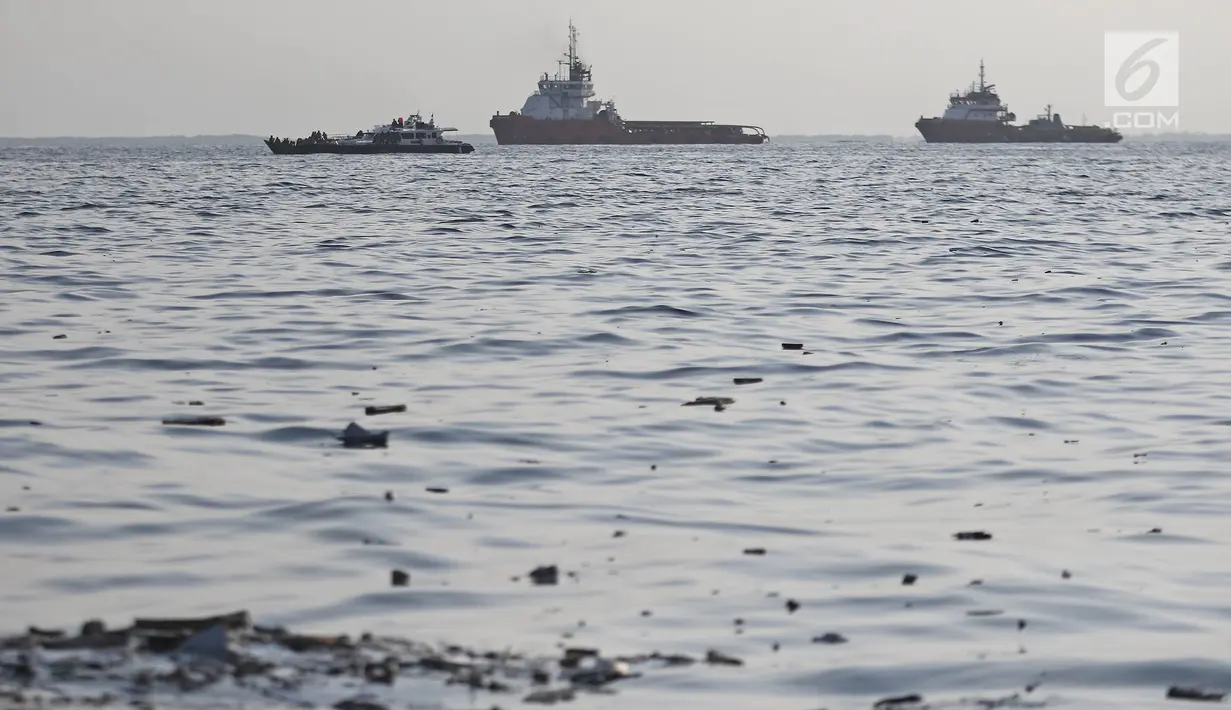 Kapal TNI AL mencari bangkai pesawat Lion Air JT 610 yang jatuh di laut utara Tanjung Pakis, Karawang, Jawa Barat, Senin (29/10). Pesawat Lion Air JT 610 yang jatuh di Karawang dinyatakan laik operasi. (Liputan6.com/Herman Zakharia)