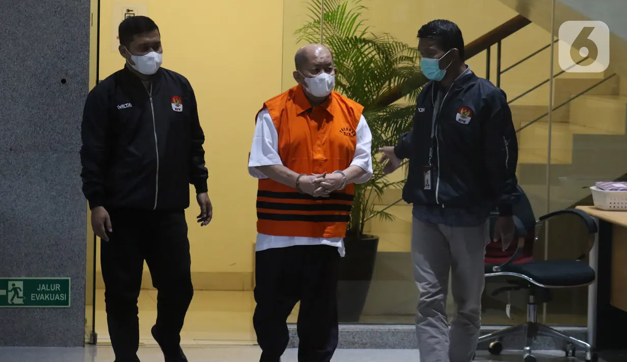 Penahanan Liem Sin Tiong hasil tindaklanjut fakta persidangan dan fakta hukum dalam persidangan Tagop Sudarsono Soulisa dkk di Pengadilan Tipikor pada PN Ambon terkait adanya pihak lain yang turut memberikan suap pada TSS selaku Bupati Kabupaten Buru Selatan. (Liputan6.com/Helmi Fithriansyah)