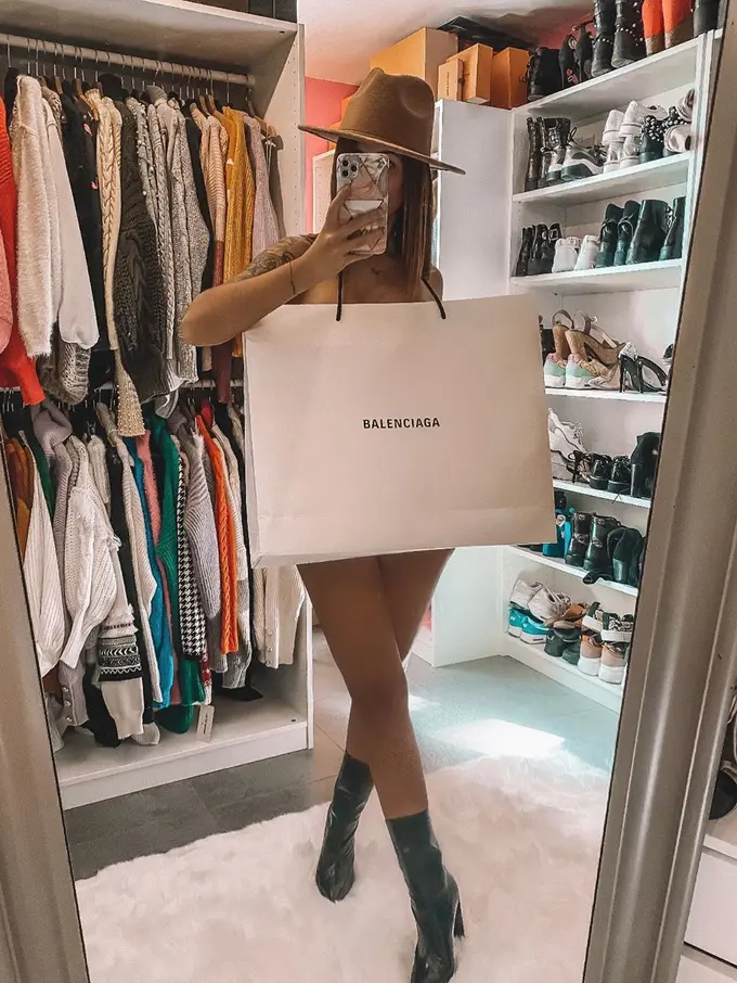 Shopping Bag Challenge, Tantangan Fashionable dengan Kantong Belanja di Tengah Pandemi
