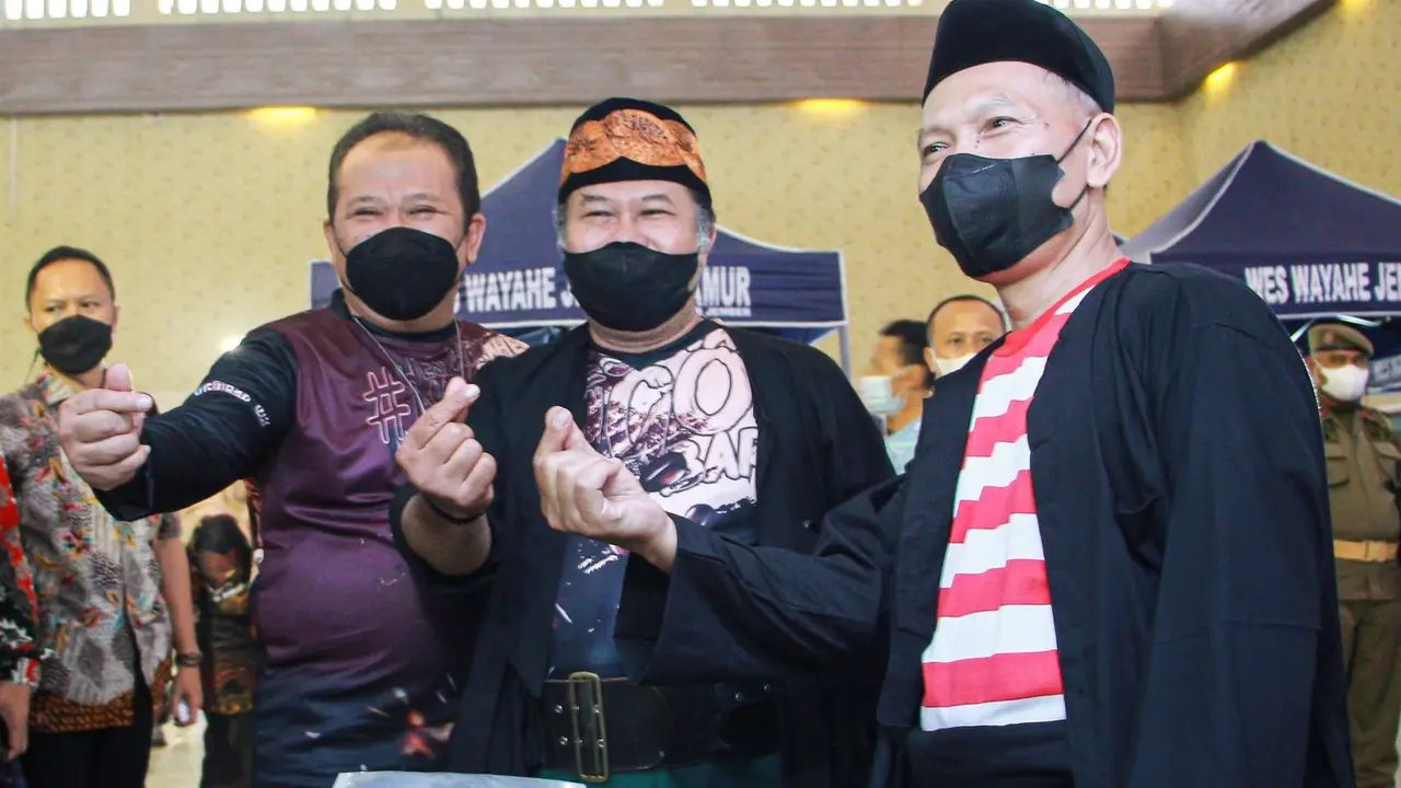 Bupati Jember Hendy Siswanto (kiri) bersama UMKM Kopi Kabupaten Jember saat acara Wes Wayahe Ngopi Bareng. (Istimewa)