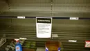 Rak-rak kosong tempat cairan pembersih tangan di sebuah supermarket di Sydney, Rabu (4/3/2020). Supermarket terbesar Australia mengumumkan batas pembelian tisu toilet dan pembersih tangan (handsanitizer) setelah terjadi panic buying akibat ketakutan penyebaran virus corona COVID-19 (PETER PARKS/AFP)