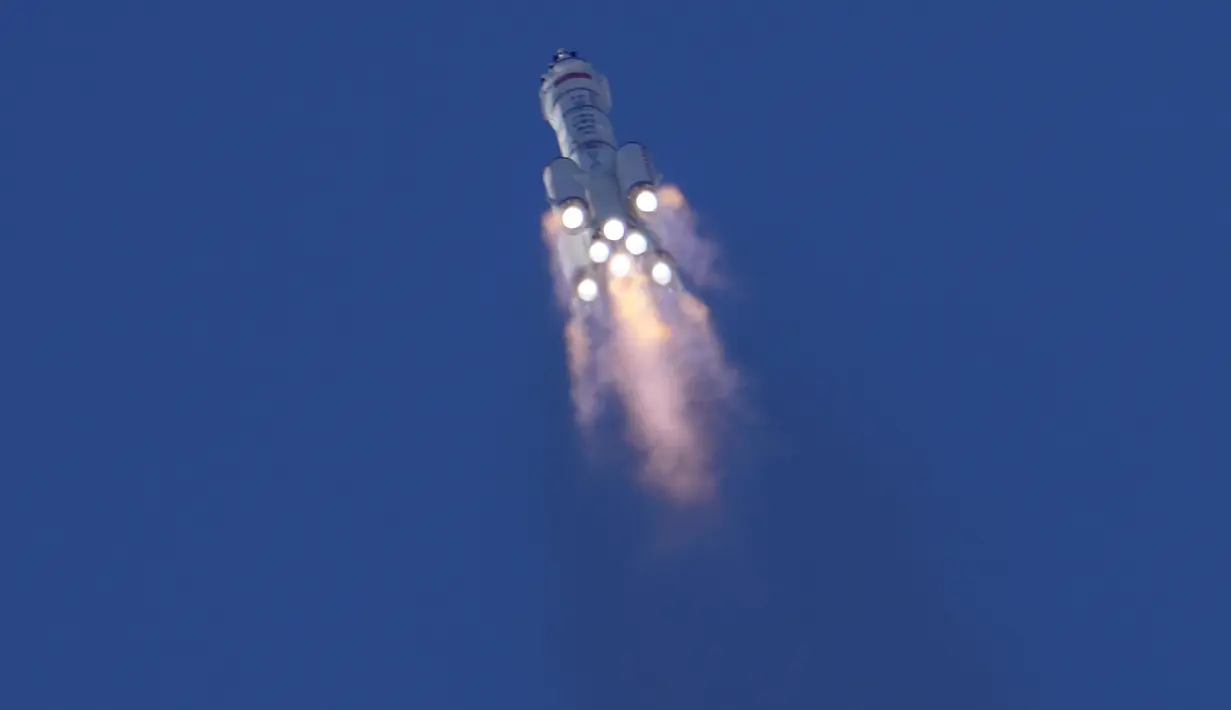 Roket Long March-2F Y12 yang membawa pesawat ruang angkasa Shenzhou-12 lepas landas dari Pusat Peluncuran Satelit Jiuquan, China, Kamis (17/6/2021). Stasiun luar angkasa China diharapkan akan selesai kurang dari dua tahun dari sekarang. (AP Photo/Ng Han Guan)