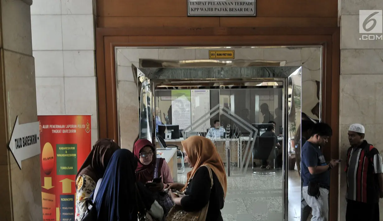Perwakilan korban penipuan biro perjalanan umrah dan haji Abu Tours melapor ke Bareskrim Polri, Jakarta, Kamis (12/4). Ratusan korban mayoritas telah mendaftar ke Abu Tours pada Januari 2017 dan telah melunasi pembayaran. (Merdeka.com/Iqbal S. Nugroho)