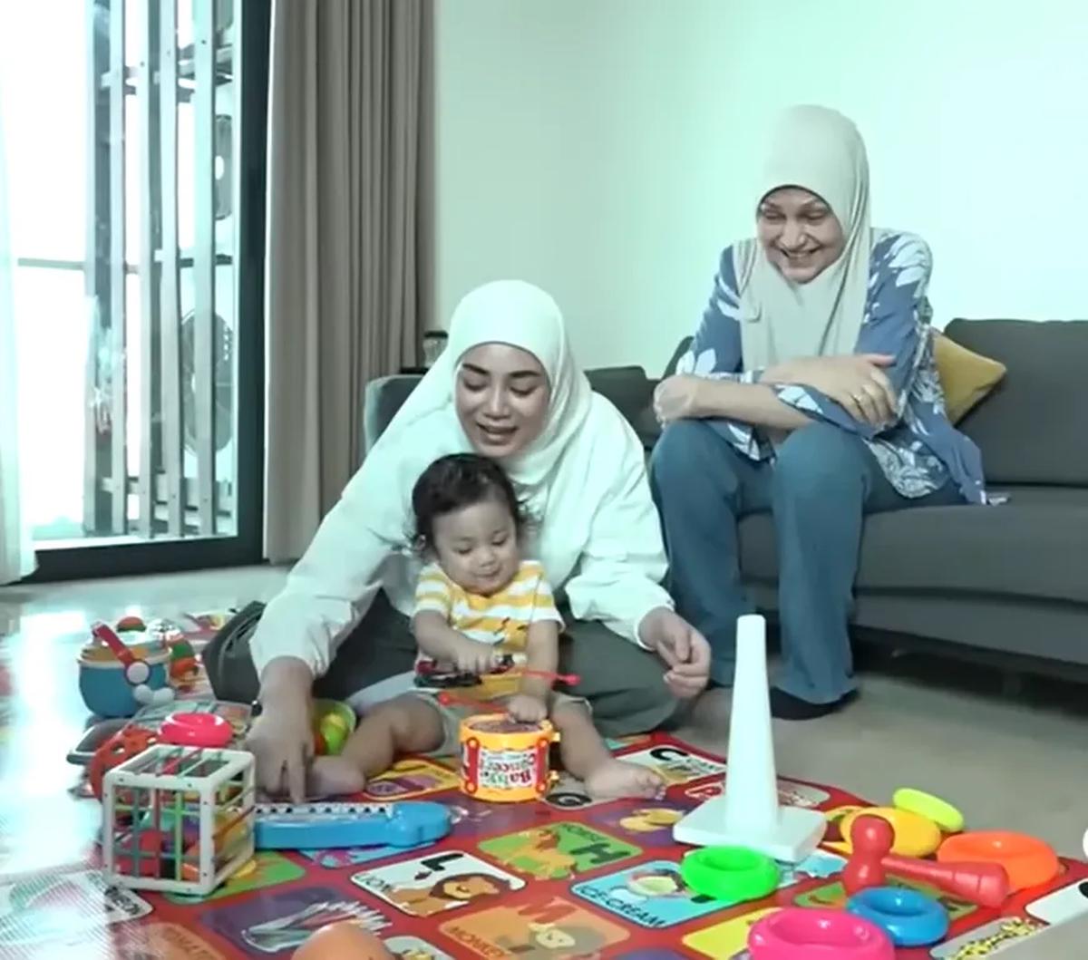 Saat Uyaina berangkat syuting, Urhan dijaga oleh sang ibunda. Namun sebelum berangkat, Uyaina sudah memandikan sang anak dan memberinya makan.