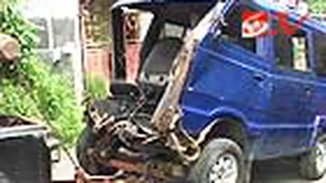 Minibus Dihajar Argolawu di Kebumen