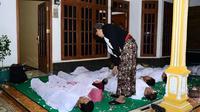 Ki Suseno Aji memimpin prosesi ruwatan massal di pendopo kediamannya. Puluhan peserta yang disebut “sukerta” dibalut kain putih dan disiram air kembang sebagai simbol pembersihan, keseimbangan batin, membuang bala, dan menyambut lembaran baru dengan harapan serta doa keselamatan.