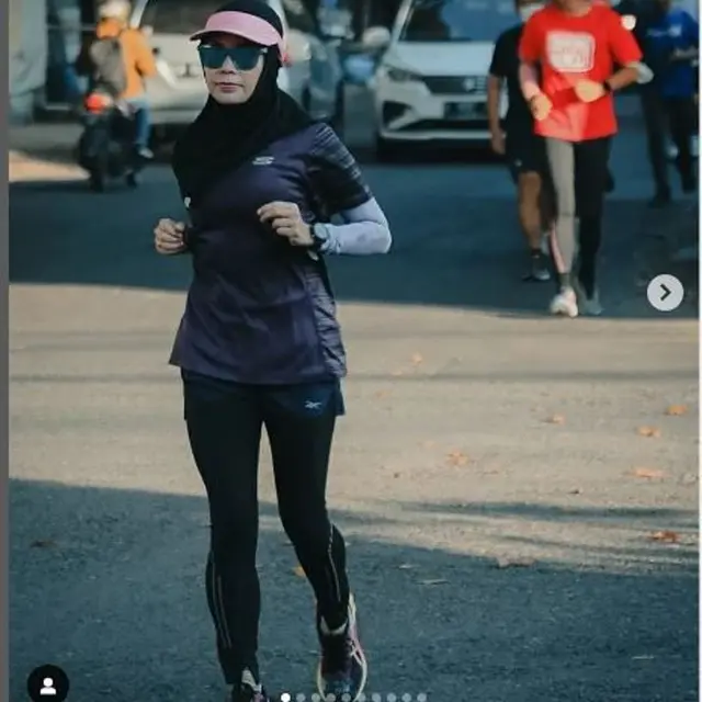 Istri Ganjar Pranowo, Siti Atikoh Supriyanti yang sering tampil sporty dan stylish