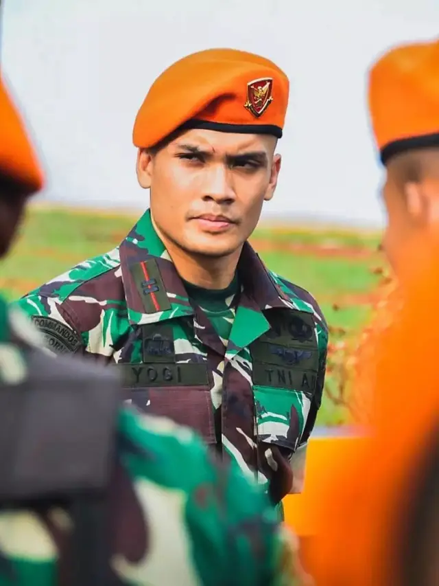 Randy Pangalila berperan sebagai anggota Paskhas di film Serigala Langit