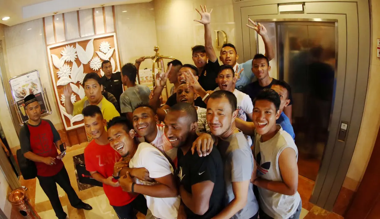 Pemain Sriwijaya FC bersantai di Hotel Bidakara jelang Final Piala Presiden 2015 melawan Persib, Minggu (18/10/2015). (Bola.com/Nicklas Hanoatubun)