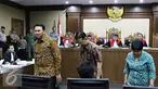 Gubernur DKI Jakarta Basuki T Purnama bersiap mengikuti persidangan di Pengadilan Tipikor, Jakarta, Senin (25/7). Ahok menjadi saksi terkait kasus suap proyek reklamasi. (Liputan6.com/Immanuel Antonius)