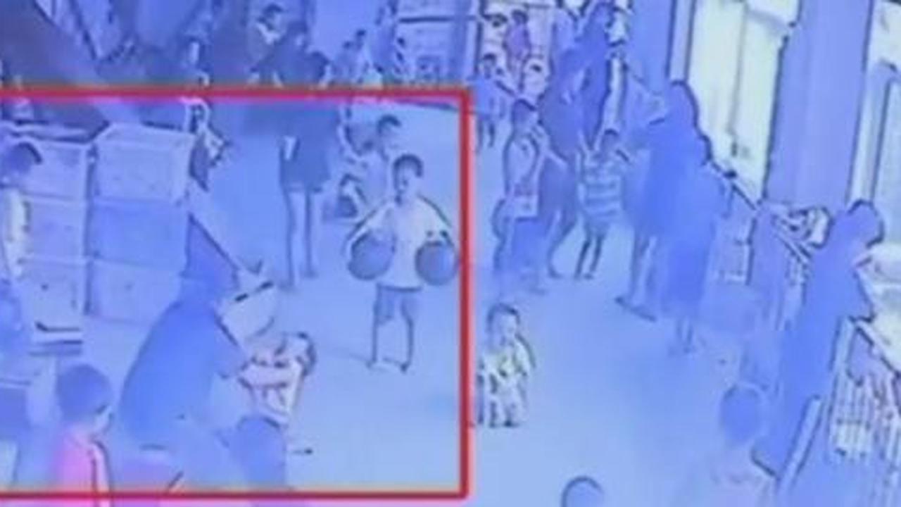 Guru membanting anak muridnya