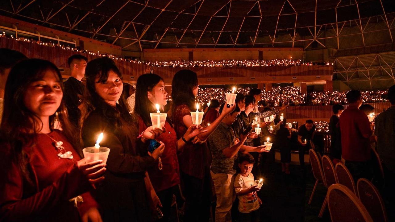 FOTO: Ribuan Lilin Menyala dalam Doa Natal di Gereja Bethany Nginden Surabaya