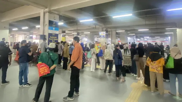 Suasana di Stasiun Manggarai, Jakarta, seusai mendapat kabar adanya gangguan KRL.