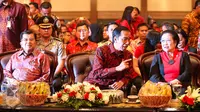 Presiden Joko Widodo (Jokowi) bersama Wapres Jusuf Kalla dan Ketua Umum DPP PDIP Megawati Soekarnoputri di HUT PDIP ke-44 (Liputan6.com/Faizal Fanani)