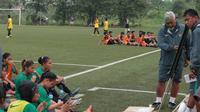 Para pemain Timnas Wanita Indonesia mendengar arahan pelatih Satya Bagja (2kanan) saat melawan Villa 2000 pada laga uji coba di Lapangan Sawangan, Depok, Kamis (19/4/2018). Timnas Wanita Indonesia kalah 1-2. (Bola.com/Nick Hanoatubun)