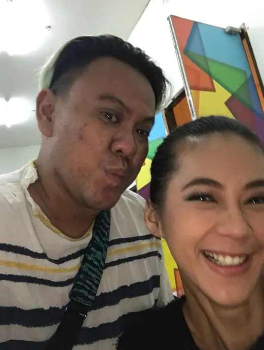 Baim Wong, memperlihatkan sosok pria yang telah berjasa menjadi mak comblang dirinya dan Paula hingga menikah. (Foto: Instagram/@baimwong)