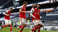 Penyerang Arsenal, Alexandre Lacazette (kedua kanan) berselebrasi usai mencetak gol ke gawang Tottenham Hotspur pada pertandingan lanjutan Liga Inggris di Stadion Tottenham Hotspur di London, Inggris, Minggu (12/7/2020). Tottenham menang tipis atas Arsenal 2-1. (Tim Goode/Pool via AP)