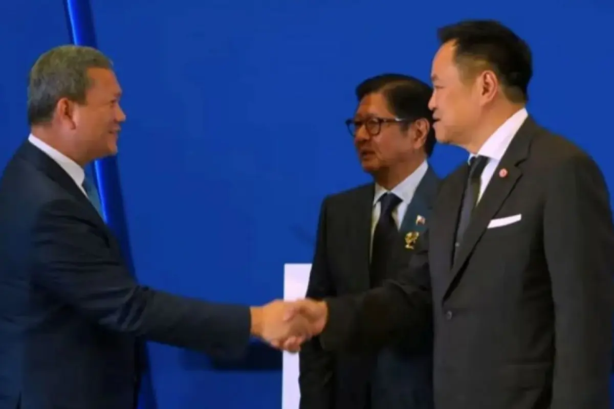 Perdana Menteri Thailand Anutin Charnvirakul bersalaman dengan Perdana Menteri Kamboja Hun Manet saat menghadiri KTT ASEAN di Filipina.