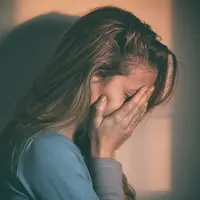 Ilustrasi perempuan sedang sedih. (Foto: Shutterstock)