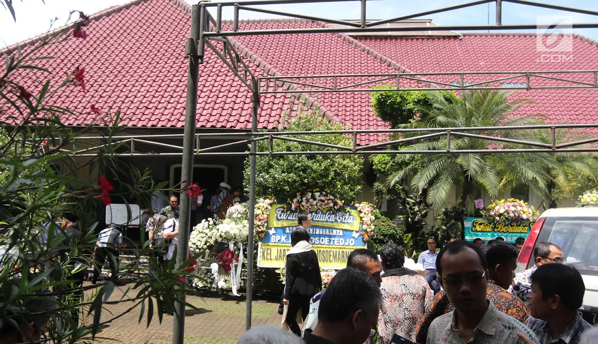 Sejumlah pelayat berdiri di luar rumah almarhum Probosutedjo yang berada di Jalan Diponegoro, Jakarta, Senin (26/3). Probosutedjo merupakan pengusaha yang juga pendiri Himpunan Pengusaha Pribumi Indonesia (Hippi). (Liputan6.com/Arya Manggala)