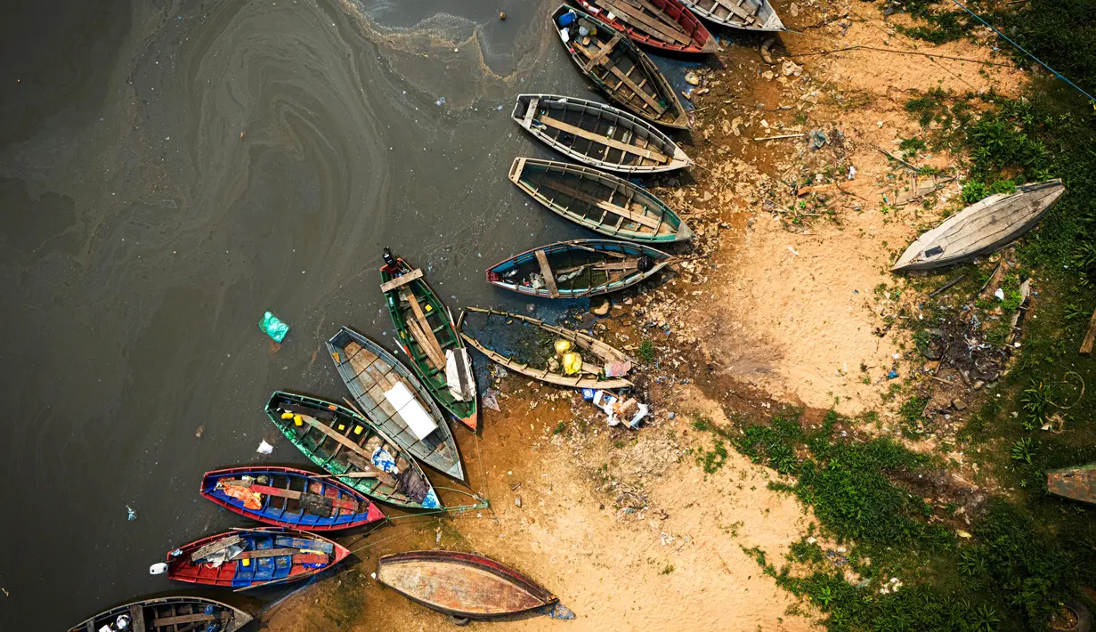 Perahu-perahu nelayan berada di tepi Sungai Paraguay di Mariano Roque Alonso, Paraguay, Senin, 9 September 2024. (AP Photo/Jorge Saenz)