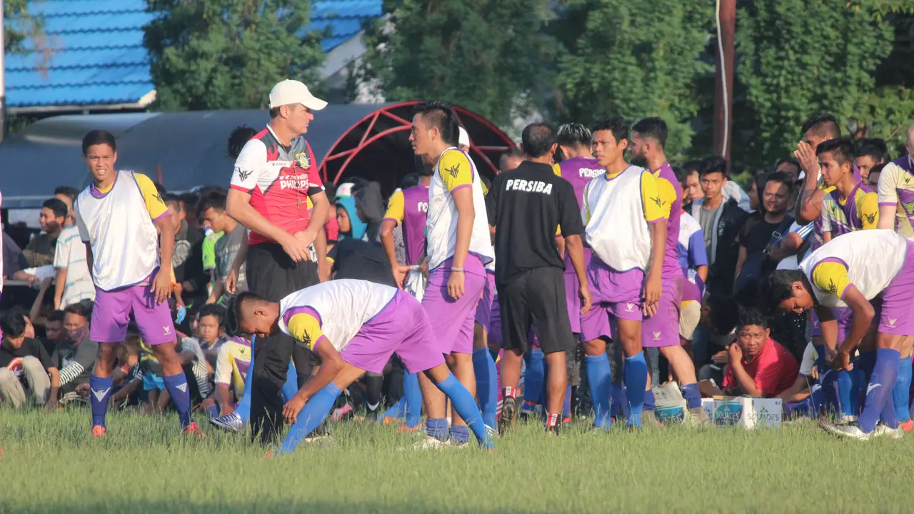 Pelatih Persiba, Timo Scheunamann, memimpin latihan Persiba Balikpapan sebelum menghadapi Arema FC. 