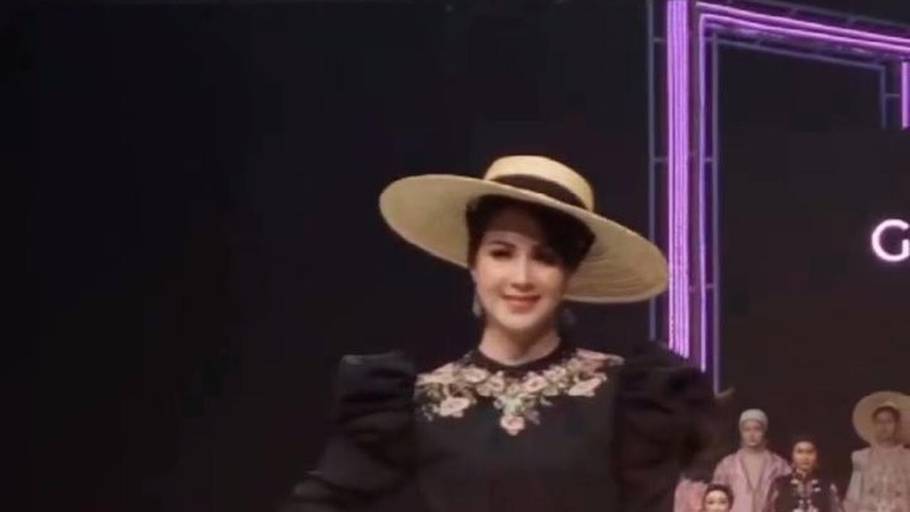 Potret Arumi Bachsin saat Tampil Catwalk