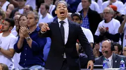 Pelatih Cavaliers, Tyronn Lue berteriak memberikan instruksi saat timnya melawan Toronto Raptors pada final Wilayah Timur NBA Playoffs 2016 di Air Canada Centrer, Selasa (24/5/2016), Toronto, Ontario, Canada. (Vaughn Ridley/Getty Images/AFP)