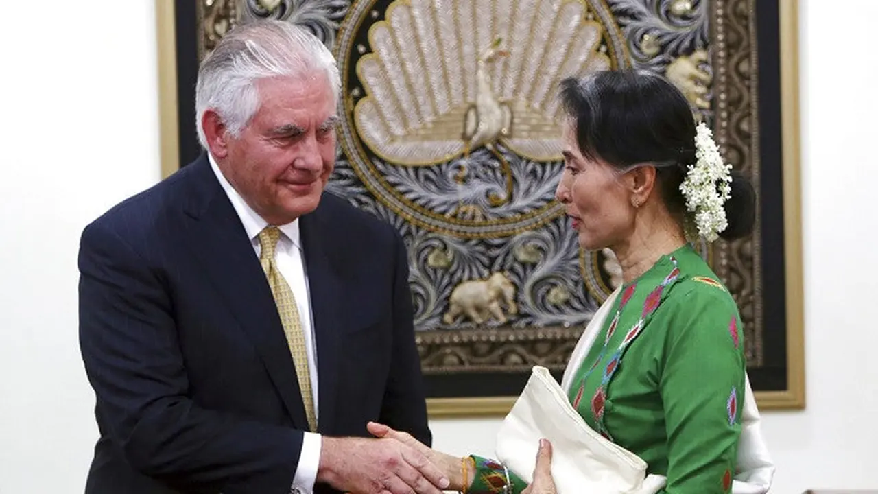 Menlu AS Rex Tillerson saat bertemu dengan pemimpin de facto Myanmar, Aung San Suu Kyi.