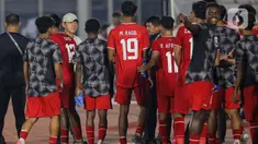 Pelatih Shin Tae-Yong (bertopi) menyalami pemain timnas Indonesia U-20 usai laga kualifikasi Piala Asia U-20 grup F melawan Yaman di Stadion Madya, Kompleks Gelora Bung Karno, Jakarta, Minggu (29/9/2024). (Liputan6.com/Angga Yuniar)