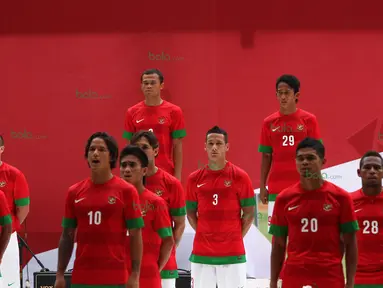 Para Pemain TIMNAS Indonesia berpose saat peluncuran Jersey di Stadion Gelora Bung Karno, Senayan, Jakarta, 12 November 2012. (Bola.com/Nicklas Hanoatubun)