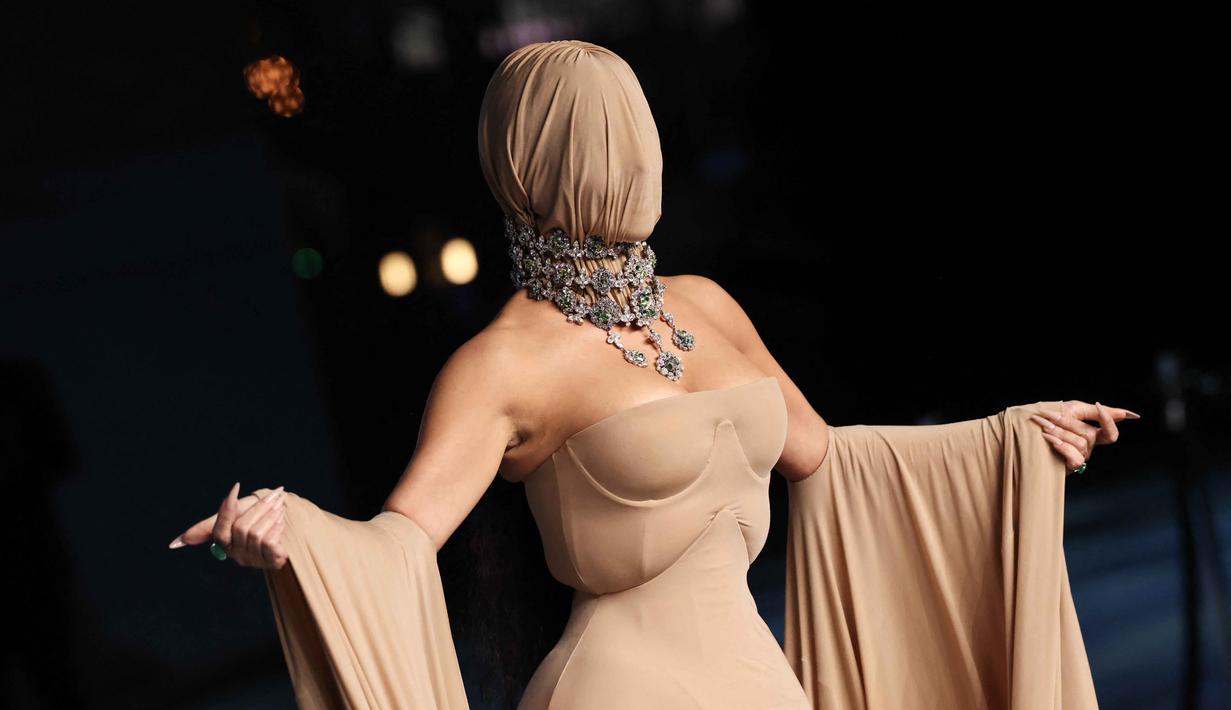 Sosialita Amerika Serikat dan bintang reality TV Kim Kardashian menghadiri gala Academy Museum di Academy Museum of Motion Pictures di Los Angeles pada 18 Oktober 2025. (VALERIE MACON/AFP)