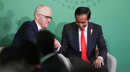 Presiden Joko Widodo bersalaman dengan PM Australia Malcolm Turnbull saat acara Forum CEO Lunch di Sydney (17/3). Jokowi ke Australia untuk menghadiri Konferensi Tingkat Tinggi (KTT) Istimewa ASEAN-Australia 2018. (Mark Metcalfe/Pool Photo via AP)