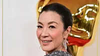 Michelle Yeoh mengenakan anting-anting berlian Dedaunan unik yang dirancang oleh seniman perhiasan Cindy Chao. Perhiasan pernyataan tersebut menampilkan pilihan berlian, berlian kuning, safir merah muda, dan safir oranye dengan balutan emas putih, kuning, dan mawar 18 karat. [@cindychao_theartjewel]