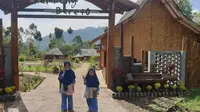 Dua pengunjung cilik asal Garut, Jawa Barat nampak menikmati sajian liburan keluarga Kampung Bareto di persimpangan Jalan raya Cisurupan-Garut. (Liputan6.com/Jayadi Supriadin)