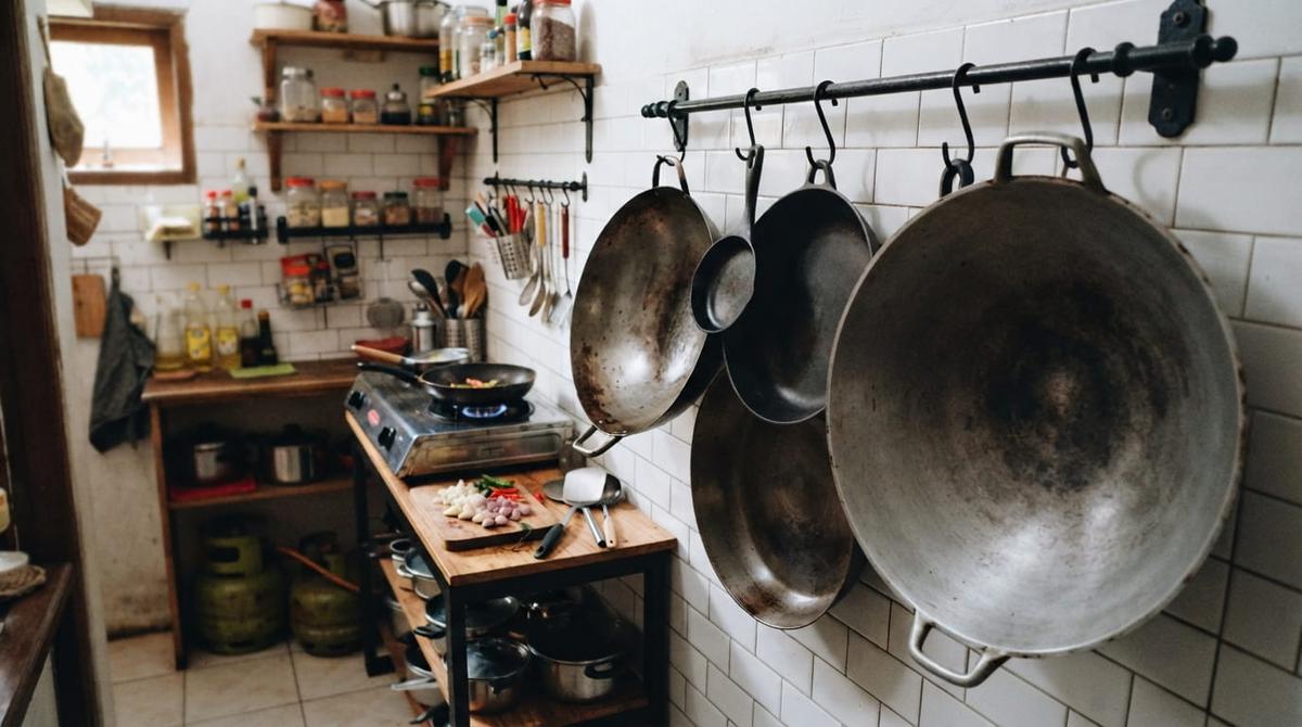 Cara Menyimpan Wajan Besar di Dapur Sempit