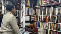 Presiden Prabowo memborong buku sejarah hingga ekonomi di toko langganannya di New Delhi. (IG Prabowo).