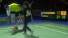Video unik saat Lin Dan peraih medali emas olimpiade bulutangkis dari Tiongkok rela membantu mengepel lantai yang basah di laga final Jerman Terbuka 2016 melawan Son Wan Ho dari Korea Selatan, Minggu (6/3/2016).