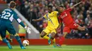Penyerang Sion, Ebenezer Assifuah (Tengah) berusaha menendang bola ke arah gawang Liverpool, Simon Mignolet pada Liga Europa di Stadion Anfield, Jumat (2/10/2015). Liverpool bermain imbang dengan Sion dengan skor 1-1. (Reuters/John Sibley)