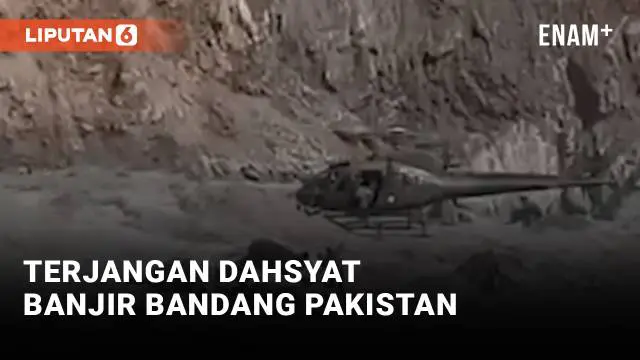 Seorang warga Pakistan terjebak di tengah arus deras banjir bandang. Nyawanya tertolong saat militer Pakistan menyelamatkannya dengan bantuan pesawat helikopter.