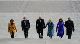 Presiden AS terpilih Joe Biden (ketiga kiri) dan istri Jill Biden (keempat kiri) bersama Wakil Presiden As terpilih Kamala D. Harris (kedua kanan) dan suami Doug Emhoff (kanan), menaiki tangga Capitol AS jelang pelantikan di Washington, Rabu (21/1/2021). (Melina Mara/The Washington Post via AP)