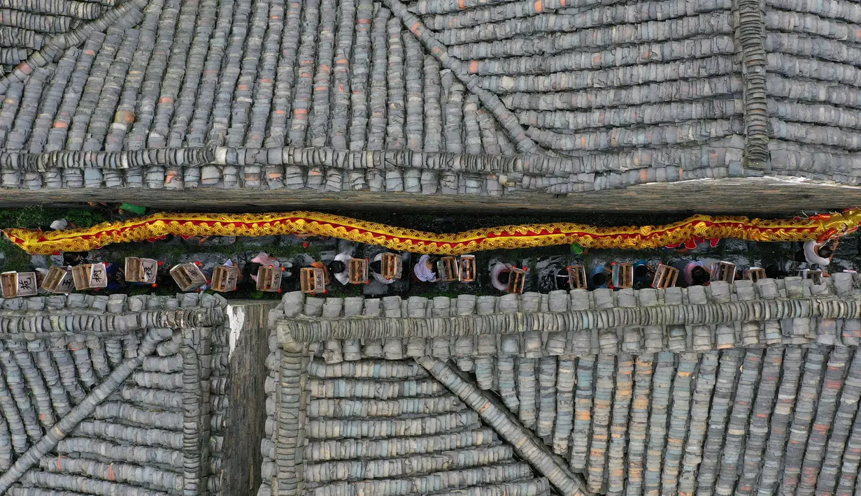 Foto dari udara penduduk desa menampilkan tarian naga dan pertunjukan lampion dalam Festival Perahu Naga di Desa Xiachong, Kota Hengyang, Provinsi Hunan, 25 Juni 2020. Festival Perahu Naga dirayakan secara tradisional pada hari kelima bulan kelima dalam kalender bulan China. (Xinhua/Cao Zhengping)
