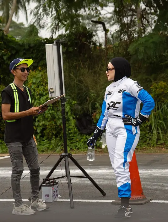 Tak ketinggalan helm dan sarung tangan sebagai pengaman tambahan saat drifting [@nathalieholscher]