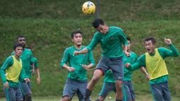 Striker Timnas Indonesia, Lerby Eliandry, menyundul bola saat latihan jalang laga Piala AFF 2016 di Lapangan SPH Sentul, Jawa Barat, Kamis (1/12/2016). Timnas Indonesia akan melawan Vietnam pada Sabtu (3/12) esok. (Bola.com/Vitalis Yogi Trisna)