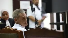 Musisi sekaligus penyanyi, Fariz Roestam Moenaf alias Fariz RM saat mengikuti sidang pembacaan tuntutan oleh Jaksa Penuntut Umum (JPU) di Pengadilan Negeri Jakarta Selatan pada Senin (4/8/2025). (KapanLagi.com/Budy Santoso)